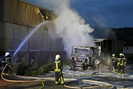 Die Hausfassade der Bente-Immobilie wurde mit Löschwasser gekühlt. Fassadenelemente waren bereits durch die Hitze des Lkw-Vollbrandes in Mitleidenschaft gezogen worden. FOTO: ANDREAS DUNKER