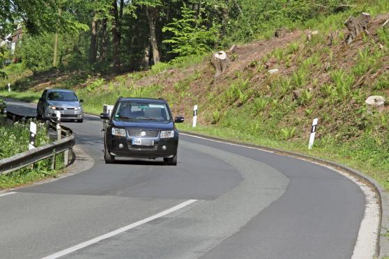 Fehlende Mittellinie auf der L 732 zwischen Ruhrbrücke und Echthausen FOTO: ANDREAS DUNKER