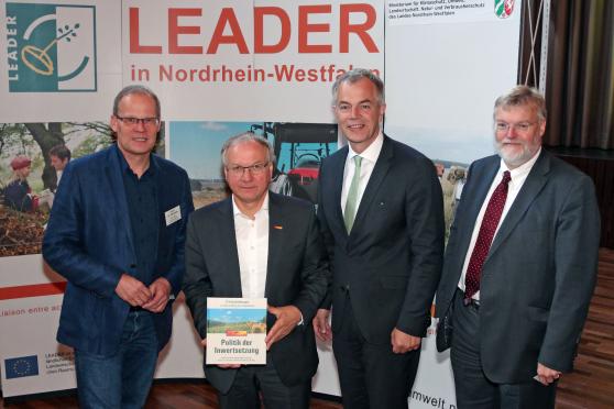 Bürgermeister Dr. Martin Michalzik (links) bei einer LEADER-Veranstaltung zusammen mit dem zuständigen NRW-Minister Johannes Remmel (3. von links) ARCHIVFOTO: ANDREAS DUNKER