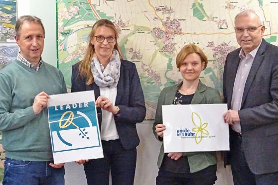 LEADER-Vorstandsmitglied Alois Langesberg (Gemeinde Ense), Teilzeit-Regionalmanagerin Christine Theiler-Hemmer und die neue Vollzeit-Regionalmanagerin Carina Gramse sowie Enses Bürgermeister Hubert Wegener (von links) FOTO: LEADER-REGION BÖRDE TRIFFT RUHR E. V.