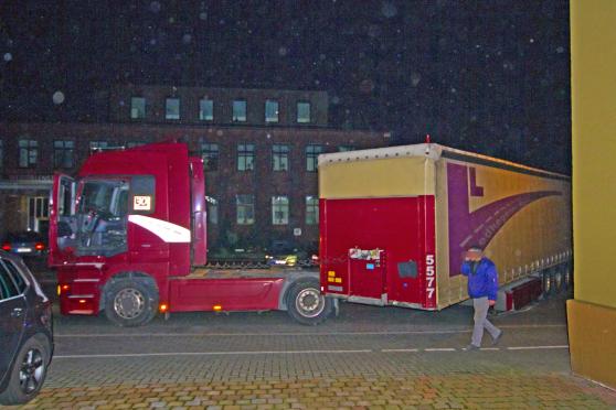 Dumm gelaufen: der Sattelauflieger löste sich vom Zugfahrzeug. FOTO: MICHAEL MECHTOLD 