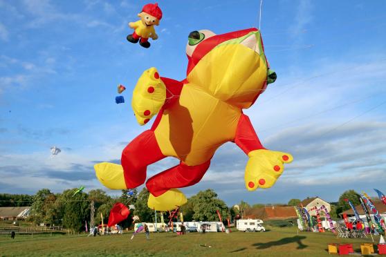 Bunte Großdrachen am blauen Himmel: das alljährliche "Drachenfest" auf dem Segelflugplatz in Menden-Barge ARCHIVFOTO: ANDREAS DUNKER