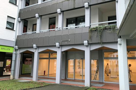 Handwerker eines örtlichen Malerbetriebes renovieren derzeit das leer stehende Ladenlokal zwischen Rathaus und Brillen Rottler, wo bislang die NKD-Filiale war.