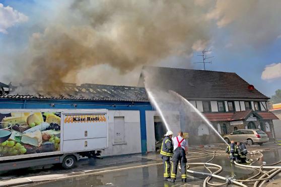 Während des Brandes des Lebensmittel-Lagers an der Hauptstraße war die Luft in Wickede durch beißenden Qualm geschwängert. FOTO: ANDREAS DUNKER