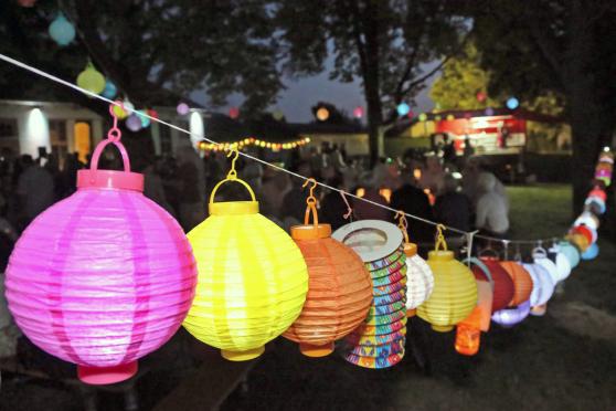 Die Gäste des Festes brachten auch zahlreiche Lampions mit – an einer langen Leine wurden die unterschiedlichen Papierlaternen aufgehängt. FOTO: ANDREAS DUNKER