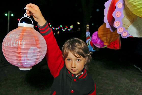 Zu seinem 6. Geburtstag hatte sich Lucian Gedig aus Wickede den Besuch des Lampion-Festes in Echthausen gewünscht. Zusammen mit Vater Robert Gedig und seiner jüngeren Schwester Felina (4) erfüllte sich der Wunsch am Abend seines Wiegenfestes auch. FOTO: ANDREAS DUNKER