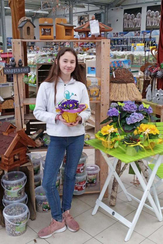 Praktikantin Lisa Marie Wiedwald aus der Klasse 9 c im "Grünen Warenhaus" der Familie Arndt in Wickede FOTO: SEKUNDARSCHULE