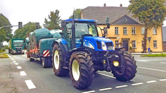 Der LsV-Hilfskonvoi auf der Bundesstraße 63 an der "Alten Poststation" in Wimbern FOTO: ANDREAS DUNKER