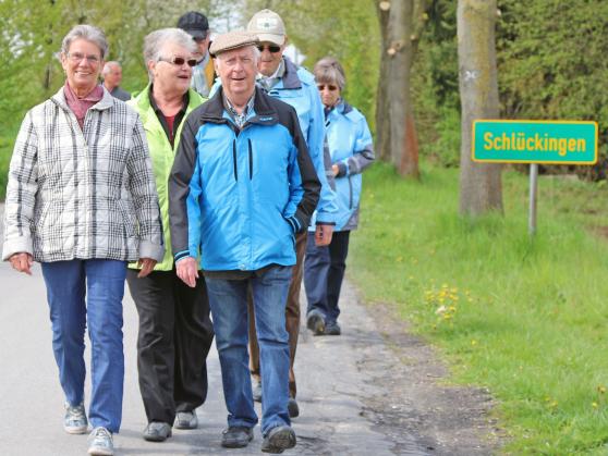 Wandergruppe des Gemischten Chores "Liedertafel" Wiehagen am heutigen 1. Mai auf dem Weg zum Dorffest nach Schlückingen. FOTO: ANDREAS DUNKER