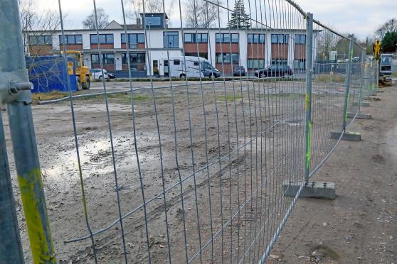 Die leere Industriebrache ist inzwischen mit einem Bauzaun abgesperrt, damit sie nicht als wilde Müllkippe genutzt wird. FOTO: ANDREAS DUNKER