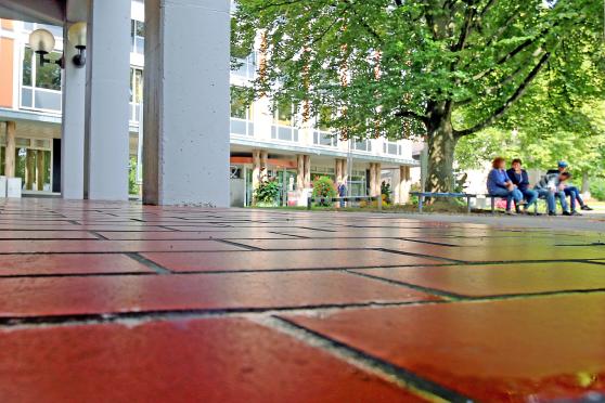Im Winter sind die Fliesen im Bereich der Marktplatz-Arkaden in Wickede zu rutschig. FOTO: CARINA WESTERWELLE