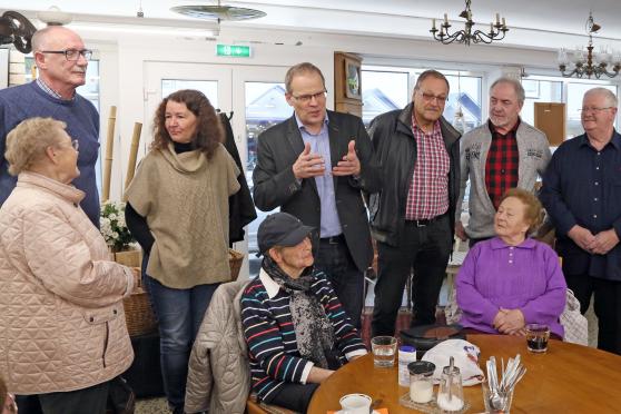 Die Senioren mit Fahrer Bernd Kosch, Senioren-Beauftragter Angelika Bechheim-Kanthak, Bürgermeister Dr. Martin Michalzik sowie den Fahrern Wolfgang Düllmann, Heinz Schlotmann und Kevin Cheshire (hinten, von links) im "KaDeWi". FOTO: ANDREAS DUNKER