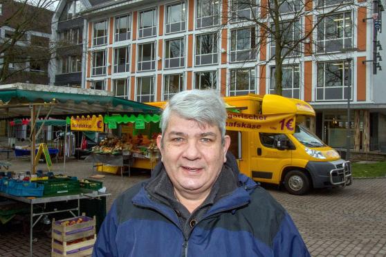 Marktmeister Peter Kleindopp auf dem Wickeder Wochenmarkt vor dem Rathaus ARCHIVFOTO: ANDREAS DUNKER