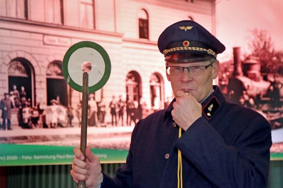 Nicht nur Bürgermeister sondern auch Bahnhofsvorsteher: Für das Motto-Programm des Neujahrsempfangs kostümiert sich der Kommunalpolitiker auch gerne mal außerhalb des Karnevals. FOTO: ANDREAS DUNKER