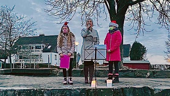 Die Wickeder Sängerin Iris Thiergarten (Mitte) stimmte die Liedtexte zusmmen mit den Schülern der Melanchthon-Grundschule an. FOTO: MELANCHTHON-GRUNDSCHULE