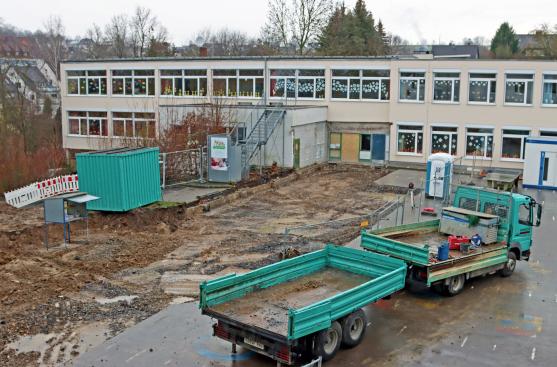 Letzte Erd- und Tiefbauarbeiten für die geschlossene und größere Pausenhalle mit neuer Toiletten-Anlage an der Melanchthon-Grundschule FOTO: ANDREAS DUNKER