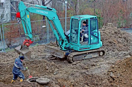 Letzte Erd- und Tiefbauarbeiten für die geschlossene und größere Pausenhalle mit neuer Toiletten-Anlage an der Melanchthon-Grundschule: Aktuell ist dort die Büdericher Bauunternehmung Waindzoch mit Baggerarbeiten beschäftigt. FOTO: ANDREAS DUNKER