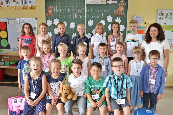 Die Klasse 1a der Melanchthon-Grundschule mit Klassenlehrerin und Konrektorin Giovanna Ferrara, die mehrmals pro Woche auch einen speziell ausgebildeten Schulhund mit in den Unterricht bringt. FOTO: ANDREAS DUNKER