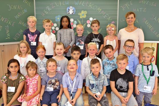 Die Klasse 1b der Melanchthon-Grundschule mit Klassenlehrerin Eveline Fischer FOTO: ANDREAS DUNKER