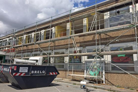 Die eingerüstete Fassade an der Melanchthon-Grundschule in Wickede FOTO: ANDREAS DUNKER