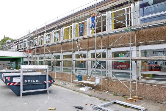 Die eingerüstete Fassade an der Melanchthon-Grundschule in Wickede FOTO: ANDREAS DUNKER