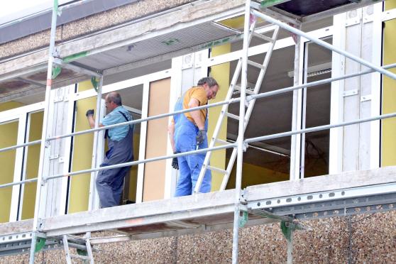 Die Metallbauer bei der Montage der Fensterrahmen FOTO: ANDREAS DUNKER