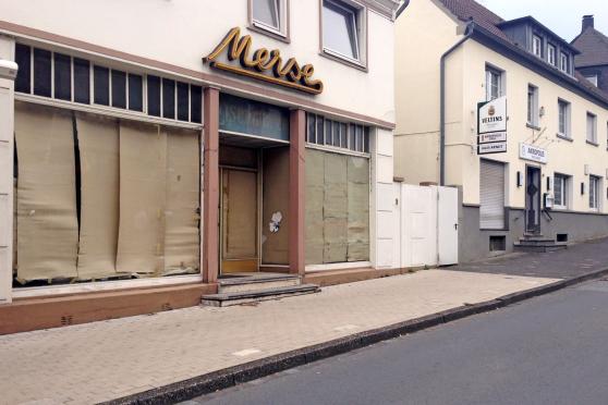 Das Haus Merse an der Hauptstraße in Wickede: die Schaufenster sind zugehängt.FOTO: CARINA WESTERWELLE