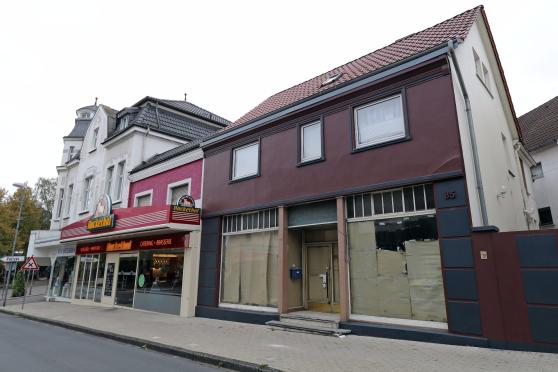 Die neuen Besitzer haben dem alten Haus Merse jetzt einen anderen Farbanstrich in rot-brauner und anthrazit Optik verpasst. FOTO: ANDREAS DUNKER