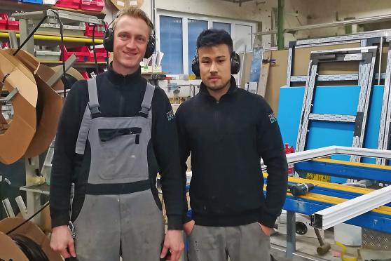 Geschäftsführer Dominik Hesse und Auszubildender Salaiman Yousufi von der Firma Metallbau Hesse GmbH in Wickede FOTO: PR