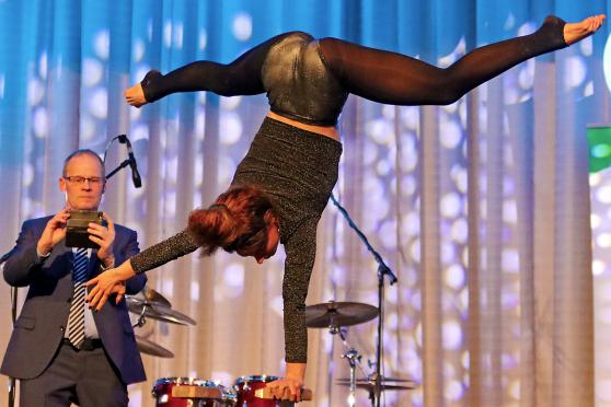 Zwischendurch wird der Bürgermeister und Showmaster auch noch zum Fotograf, um für die Social-Media-Kanäle der Kommune, seinen kommunalpolitischen Wahlkampf oder fürs private Fotoalbum per Handy noch schnell eine visiuelle Erinnerung vom akrobatischen Act seines Motto-Programms digital festzuhalten. FOTO: ANDREAS DUNKER