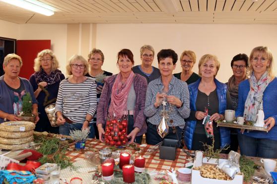 Die fleißigen Frauen, die die Deko-Artikel für die Advents- und Weihnachtszeit basteln. Der Erlös des Projektes ist für die christliche Mission bestimmt. FOTO: ANDREAS DUNKER