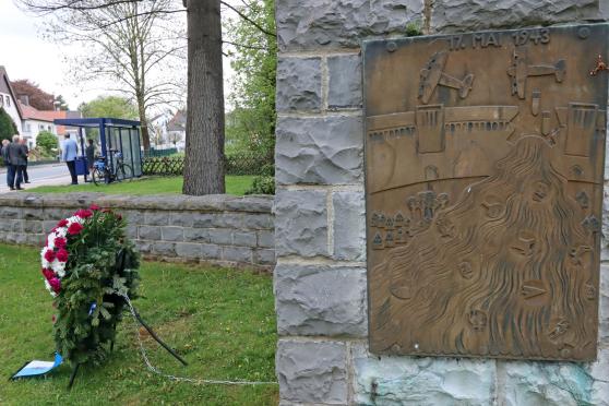 In künstlerisch abstrakter Form zeigt die Bronzeplatte am Mahnmal die Zerstörung der Möhnestaumauer durch britische Fliegerbomben, das Loch im Staudamm und die zerstörerische Flutwelle, die sich in der Nacht vom 16. auf den 17. Mai 1943 durch das Möhne- und durch das Ruhrtal ergoss. FOTO: ANDREAS DUNKER