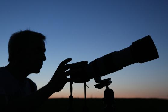 Der Wickeder Hobby-Fotograf Michael Mechtold mit Digitalkamera und Teleobjektiv mit starker Brennweite bei der Fokussierung des "Blutmondes". FOTO: ANDREAS DUNKER