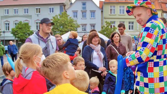 Johannes Langschmidt (rechts) musste Hunderte Luftballons für die Kinder aufblasen und knoten. FOTO: ANDREAS DUNKER