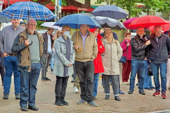 Wasser gab es bei der Einweihung der neuen Stadt-Quellen auf dem Werler Marktplatz von unten und von oben. Denn zwischenzeitlich regnete es. FOTO: ANDREAS DUNKER