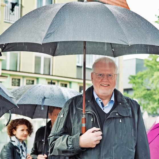 Zwischendurch standen die Teilnehmer der Veranstaltung im strömenden Regen. Hier Bestattungsunternehmer Lutz Langschmidt mit aufgespanntem Stockschirm. FOTO: ANDREAS DUNKER