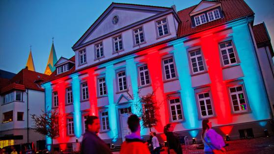 Das historische Gebäude in der Werler Innenstadt, wo bis vor einiger Zeit das Amtsgericht residierte. Im Hintergrund: die Spitzen der Doppeltürme des Wallfahrtsbasilika FOTO: ANDREAS DUNKER