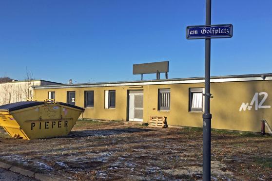 In dem ehemaligen Kasernengebäude "Am Golfplatz Nr. 12" will der Wickeder Unternehmer Werner Severin ein "Motel" in Form eines "Automatenhotels" eröffnen. FOTO: ANDREAS DUNKER