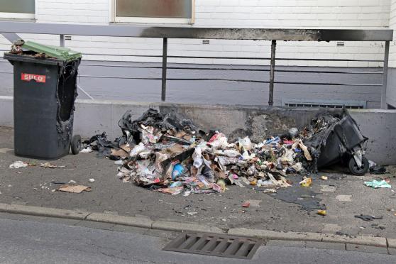 Der fast komplett verbrannte Papier-Container und die grüne Tonne für Bio-Abfall an der Christian-Liebrecht-Straße hinter dem TEDI-Discounter-Markt FOTO: ANDREAS DUNKER