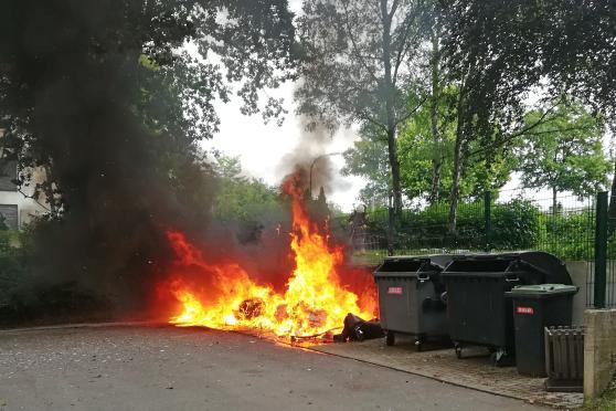 Die Müllcontainer auf dem Schulhof der Sekundarschule brannten in voller Ausdehnung. Die schwarze Rauchsäule von dem verbrannten Kunststoff und anderen Materialien aus dem Müll stand hoch über dem Hövel und war weithin in Wickede sichtbar. FOTO: FEUERWEHR