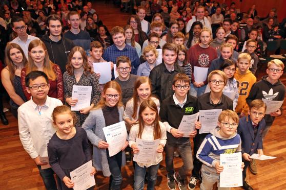 Häufig dient das Bürgerhaus bei Ehrungen, Wahlen und anderen Anlässen auch als Fotokulisse. Dafür sollten sich Beleuchtung und Umfeld ebenfalls eignen. Derzeit ist die Atmosphäre häufig sehr dunkel und farbige Böden, Decken und Wände sorgen für entsprechende Reflektionen in den Gesichtern der Abgelichteten. ARCHIVFOTO: ANDREAS DUNKER