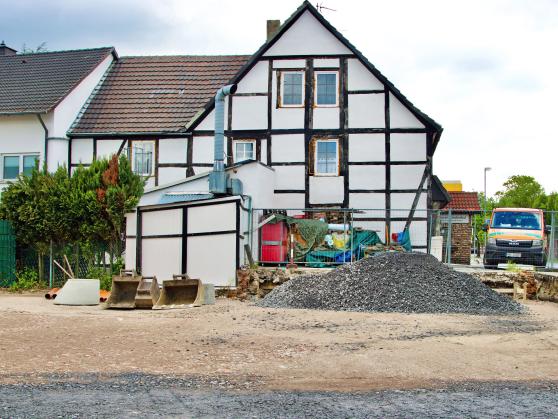 Die Tiefbauarbeiten für das neue Geschäftshaus mit Garagen, Lager und Büro haben begonnen. FOTO: ANDREAS DUNKER