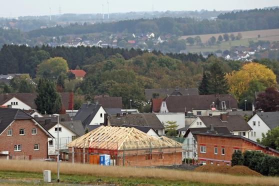 Blick vom Neubaugebiet "An der Chausee" in Wickede ins Ruhrtal und Sauerland FOTO: ANDREAS DUNKER