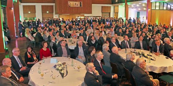 Blick von der Bühne in den Saal des Bürgerhauses FOTO: ANDREAS DUNKER