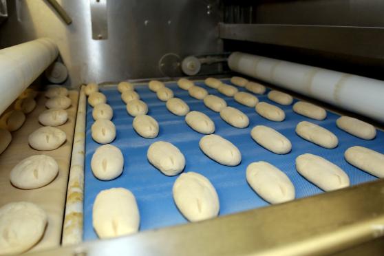 Brötchen vom Band: Semmelproduktion bei Niehaves ARCHIVFOTO: ANDREAS DUNKER