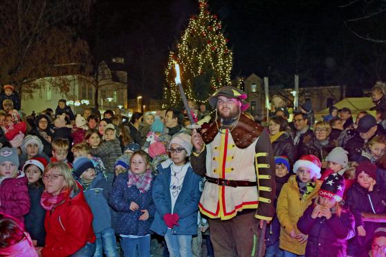 Zwischen dem festlich geschmückten Weihnachtsbaum auf dem Marktplatz und dem illuminierten Rathaus drängten sich zahlreiche Kinder mit ihren Eltern, Großeltern und weiteren Begleitern beim Nikolaus-Besuch in Wickede. FOTO: ANDREAS DUNKER