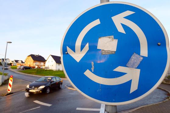 Über den Bordstein fahren und dabei eventuell Fußgänger gefährden sollen die Autos künftig nicht mehr am Kreisel an der Nordstraße. FOTO: ANDREAS DUNKER