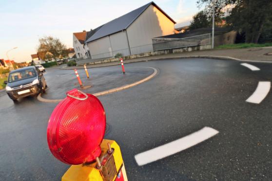 Im Kreisverkehr an der Nordstraße gings's mal über’n Bordstein – mal über die Mittelinsel: Aber längst lief nicht alles rund! FOTO: ANDREAS DUNKER