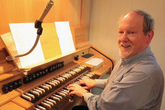Seit der offiziellen kirchlichen Einweihung der St.-Johannes-Baptist-Kirche im Roncalli-Haus am 25. September 1976 bis zur Profanierung am gestrigen 7. Juni 2017 sind 14.866 Tage beziehungsweise mehr als 40 Jahre vergangen. – Eugen Oelmann begleitete sowohl das freudige als auch das traurige Ereignis musikalisch an der Orgel. – Insgesamt habe er rund 2.000 mal bei Gottesdiensten in der Filialkirche im Hövel gespielt, hat der Organist ausgerechnet. FOTO: ANDREAS DUNKER