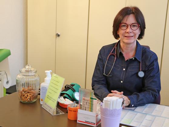 Allgemeinmedizinerin Olga Tubbesing verlässt ihre bisherigen Praxis-Räume im Hause von Dr. Peter Klaus gegenüber "Wickeder Westfalenstahl" und verlegt ihren Sitz in das umgebaute Ladenlokal des ehemaligen Damen-Moden-Geschäftes Manfred Schultz. FOTO: ANDREAS DUNKER